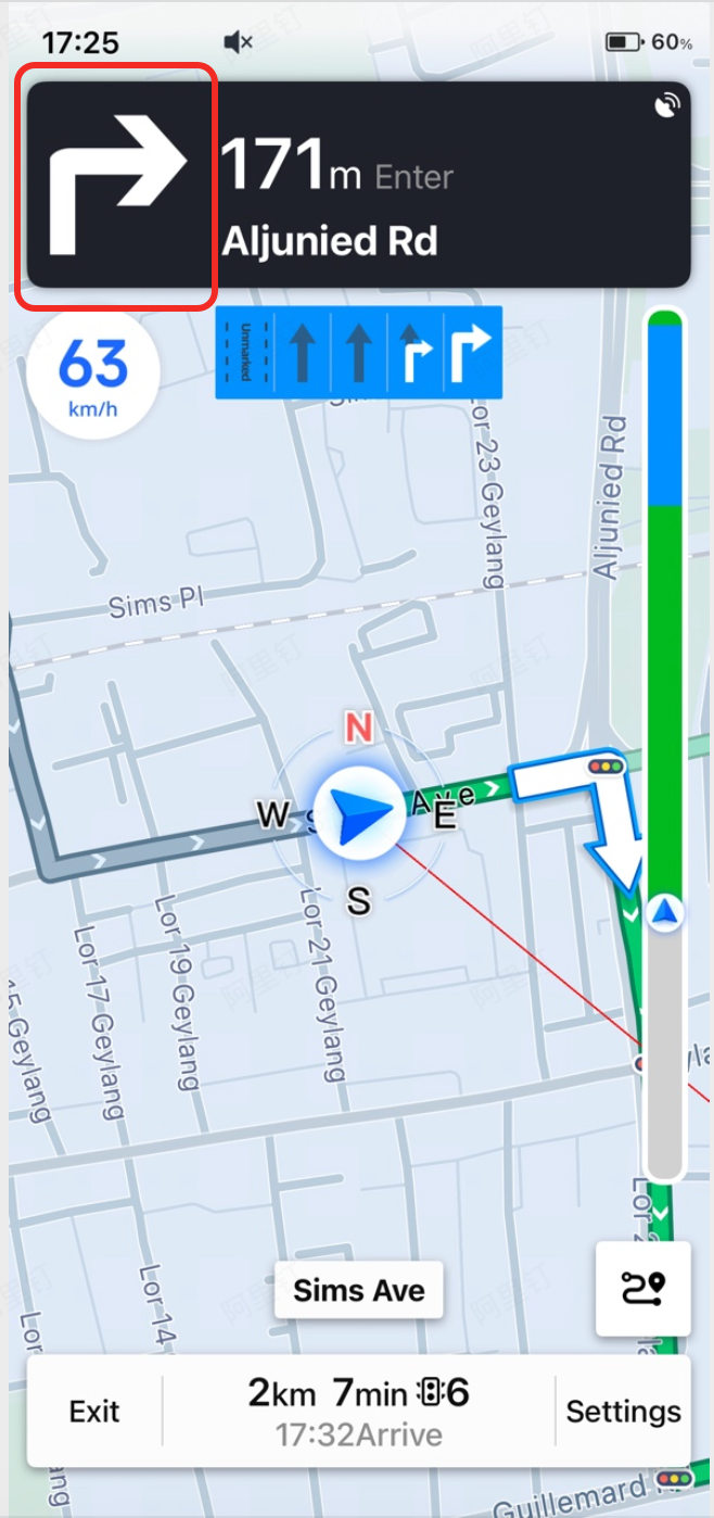 Turn icon display indicating the next navigation maneuver direction with distance countdown on an AMAP map